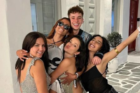 Foto colorida de Anitta, Juliano Floss, Vivi Wanderley, Juliette e Marina Sena abraçados - Metrópoles