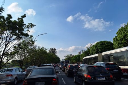 Imagem colorida mostra carros parados na avenida Rubem Berta em um dia de céu azul em São Paulo, durante a greve do metrô e da CPTM - Metrópoles