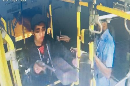 Homem armado em ônibus