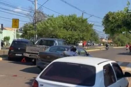 Fotografia colorida de local em que acidente de trânsito ocorreu em Campo Grande (MS)