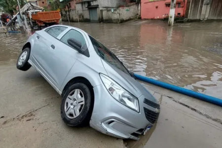 Imagem colorida de Após chuva, carro é engolido por buraco