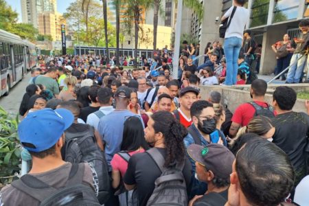 Imagem colorida mostra milhares de passageiros na frente da Estação Pinheiros, esperando ônibus da operação Paese - Metrópoles