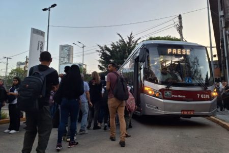 Imagem colorida mostra milhares de pessoas na frente da estação Pinheiros - Metrópoles