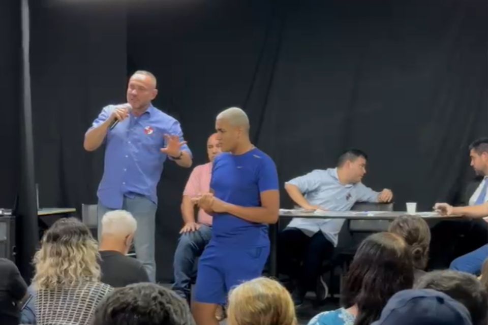 Foto colorida da reunião do Sindicato dos Artistas com os figurantes - Metrópoles