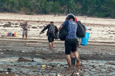 Foto colorida de seca no Rio Negro, no Amazonas - Metrópoles