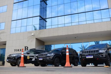 Três viaturas da polícia para deflagrar operação no Iprev
