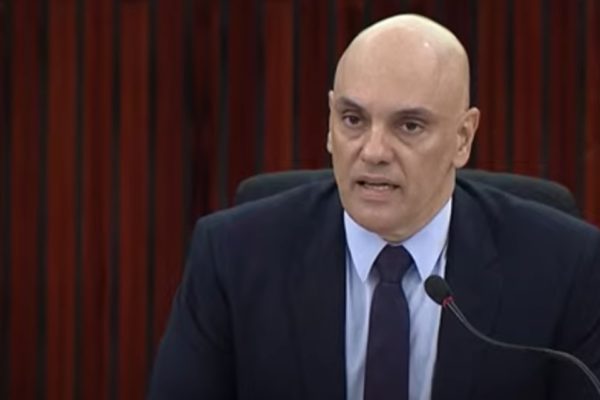 exército stf Imagem colorida mostra Alexandre de Moraes, um homem branco, careca, vestindo um terno escuro, camisa branca e gravata escura - Metrópoles