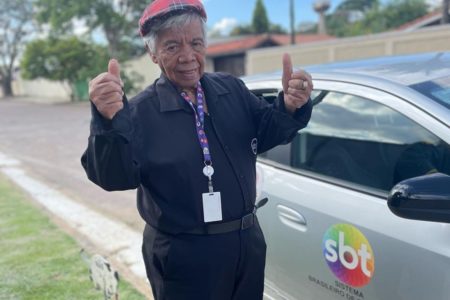 Gonçalo Roque posa ao lado de um dos carros do SBT - Metrópoles