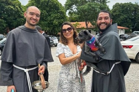 imagem colorida janja e cadelinhas em igreja - metrópoles