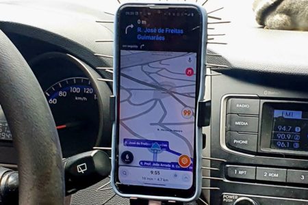 Imagem colorida mostra aparelho celular em um suporte dentro de carro com pregos ao redor da capinha, com o objetivo de evitar roubos de motoristas - Metrópoles