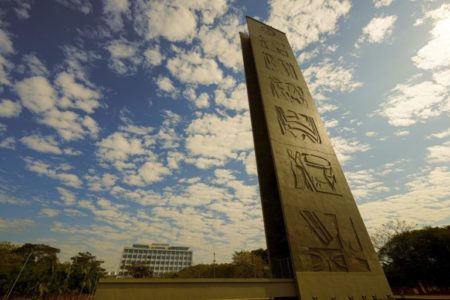 imagem colorida mostra foto da praça do relógio, na universidade de são paulo (USP) - metrópoles