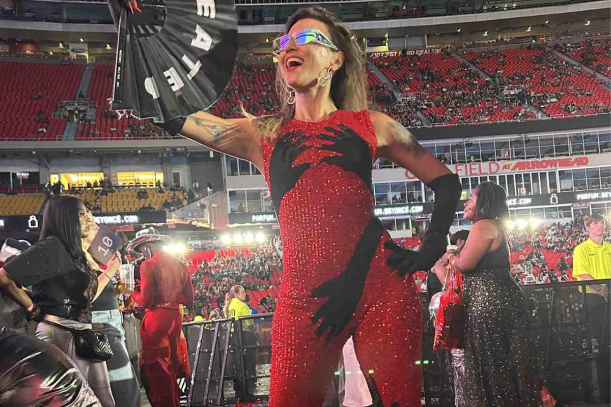 Na imagem com cor, uma mulher no show da Beyoncé - Metrópoles