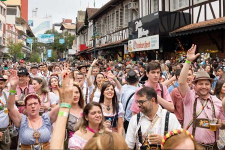 Imagem colorida mostra desfile de abertura da Oktoberfest Blumenau - metrópoles