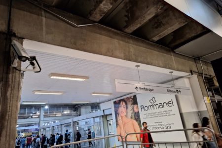 Imagem colorida mostra o teto da estação Osasco, que caiu parcialmente após chuvas - Metrópoles