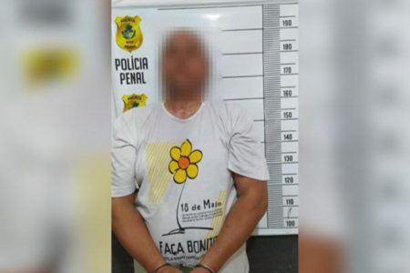 Imagem colorida de homem com camisa branca