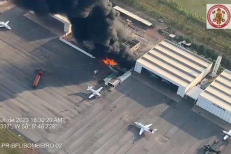 Imagem colorida mostra avião cai em hangar de Cuiabá e deixa dois mortos - Metrópoles