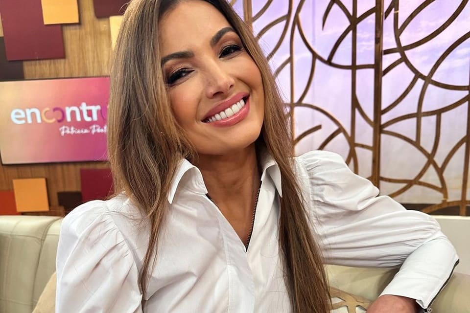 Patrícia Poeta posa nos bastidores do programa Encontro - Metrópoles