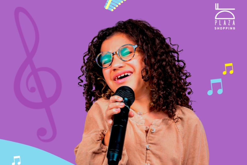 Foto colorida de um menina cantando - Metrópoles