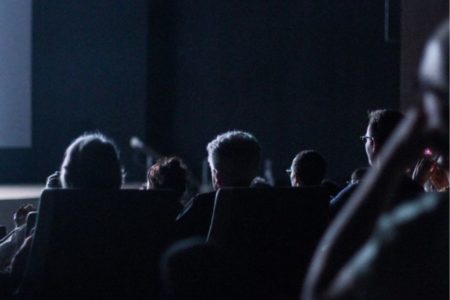 Foto colorida de uma sessão de cinema - Metrópoles