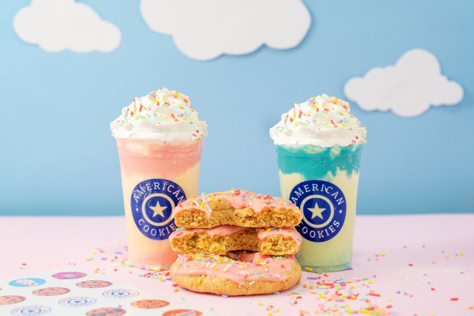 Foto colorida de um milk shake e um cookie - Metrópoles