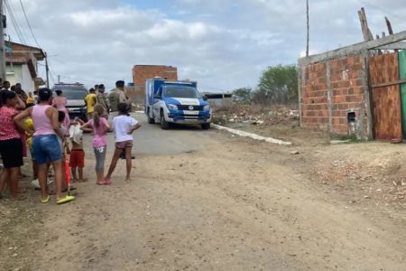 Imagem colorida de casa onde família de ciganos foi encontrada morta - Metrópoles