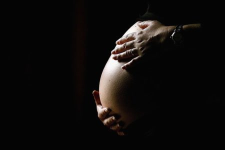 Imagem colorida de barriga de pessoa durante gravidez bebê - Metrópoles - grávida - dar à luz bebê gêmeos