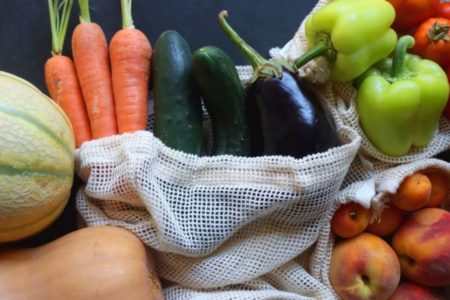 Legumes, verduras e frutas dentro de um saco