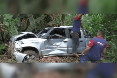 Fotografia colorida de caminhonete capotada após cair de barranco de mais de 30 metros de altura em Altamira (PA)