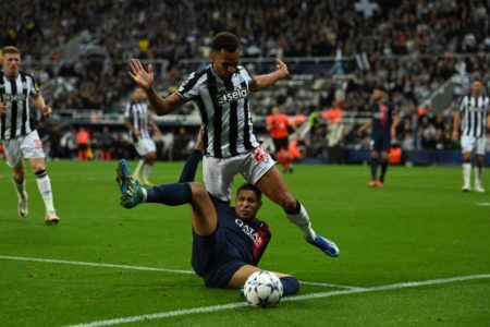 Jacob Murphy disputando bola com Mbappé