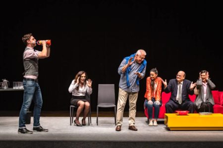 Foto colorida de um grupo de pessoas em cima do palco do teatro - Metrópoles