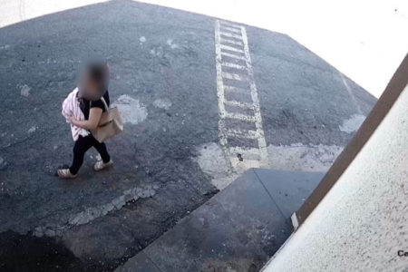 Mulher chegando em igreja para abandonar recém-nascido