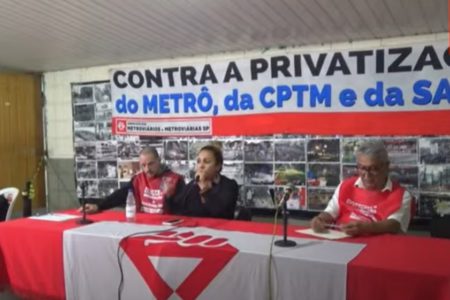 Imagem mostra pessoas sentadas à mesa - Metrópoles