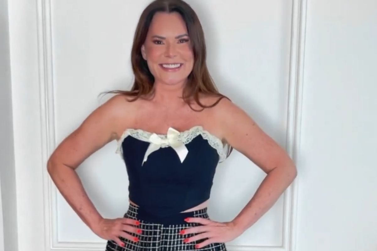 Na imagem com cor, a tiktoker Iara Sanny posando em vídeo - Metrópoles