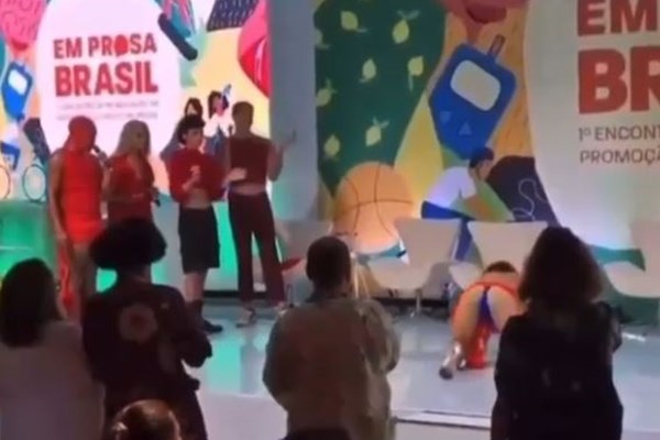 Mulher dança funk em palco durante evento do Ministério da Saúde