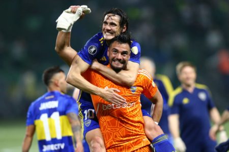 Imagem colorida de Cavani e Romero, atacante e goleiro do Boca Juniors e grandes responsáveis pela chega do time à final da Liberadores- Metrópoles