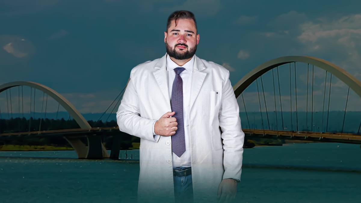 Montagem colorida de homem tendo a Ponte JK ao fundo-Metrópoles