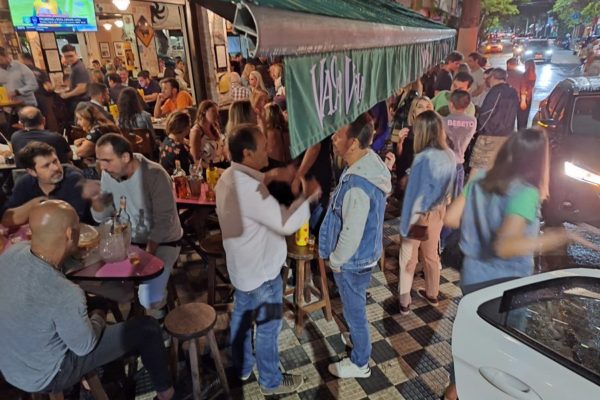 Imagem mostra pessoas em bar - Metrópoles