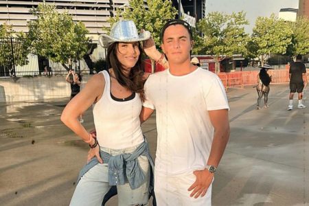 foto colorida de ivete sangalo de calça jeans e camiseta branca e chapéu de cauboi prata ao lado do filho, um rapaz de camiseta branca - metrópoles