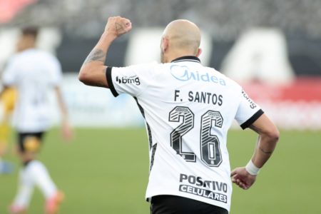 Fábio Santos, jogador do Corinthians, de costas