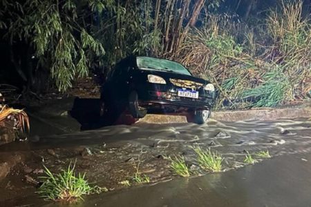 Foto colorida de carro de idoso arrastado por chuva - Metrópoles