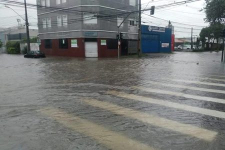 Foto colorida de chuva em Curitiba - Metrópoles