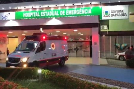 Foto colorida de hospital e ambulância em João Pessoa na Paraíba - Metrópoles