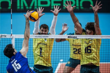 Foto colorida do jogo entre Brasil e Itália, no Pré-Olímpico de Vôlei - Metrópoles