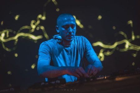 Foto colorida do DJ Astrix - Metrópoles