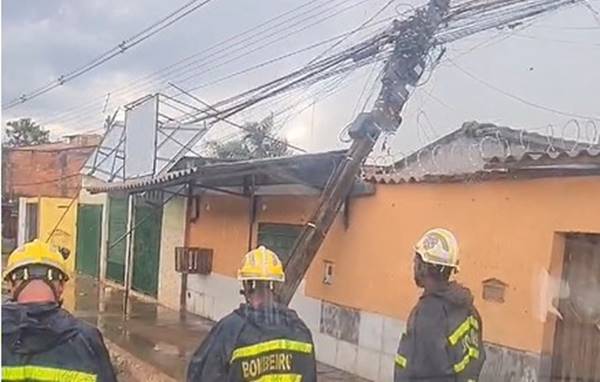 Chuvas causam estragos em São Sebastião