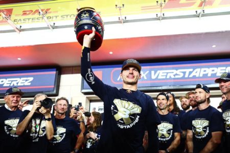 Imagem colorida de Max Verstappen erguendo capacete da Red Bull - MEtrópoles