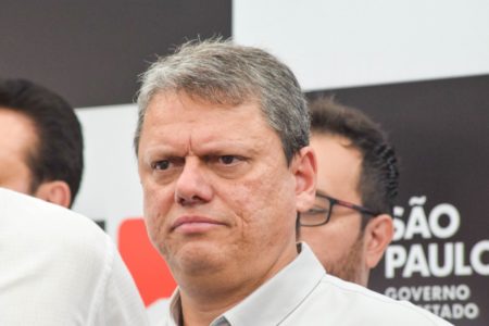 Imagem colorida mostra close do rosto de Tarcísio de Freitas, homem branco e grisalho, em um evento de seu governo - Metrópoles