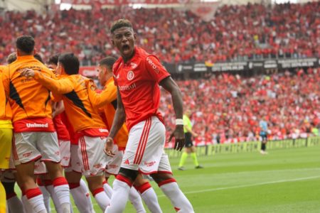 Time do Internacional comemorando gol contra Grêmio - Metrópoles