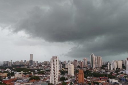 foto colorida de céu coberto de nuvens sobre a cidade de São Paulo antes de chuva - Metrópoles
