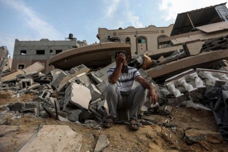 Imagem colorida mostra homem palestinos chorando em meio a escombros - Metrópoles